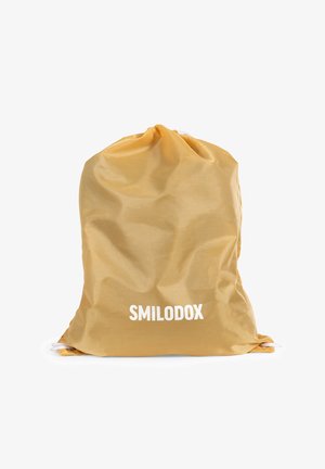Gelber Zugbeutel aus strapazierfähigem Stoff; hat einen gesammelten oberen Rand und ein weißes "SMILODOX"-Logo auf der Vorderseite. Glatte Textur.