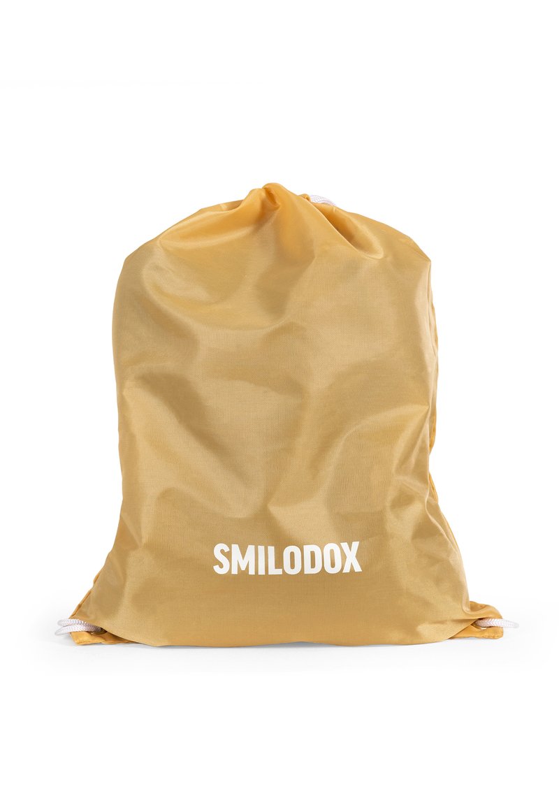 Sacca gialla con cordoncino realizzata in tessuto resistente; presenta una parte superiore arricciata e il logo bianco "SMILODOX" sul davanti. Texture liscia.