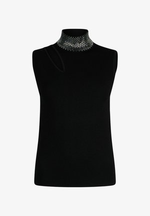 Ärmelloses schwarzes Oberteil mit hohem, mit Schmuck besetztem Kragen und asymmetrischem Ausschnitt nahe der linken Schulter.