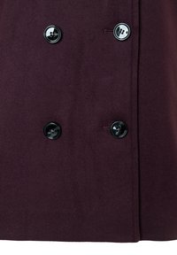 Dubbelknoopjas in diep bordeauxkleurige wolmix, met vier glanzende zwarte knopen aan de voorkant en een schone, minimalistische stiksels.