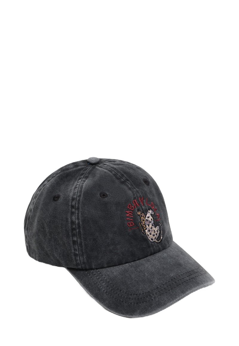 Gorra de béisbol gris oscuro con un perro bordado en blanco y marrón y texto rojo "BIMBA Y LOLA" en el panel frontal.