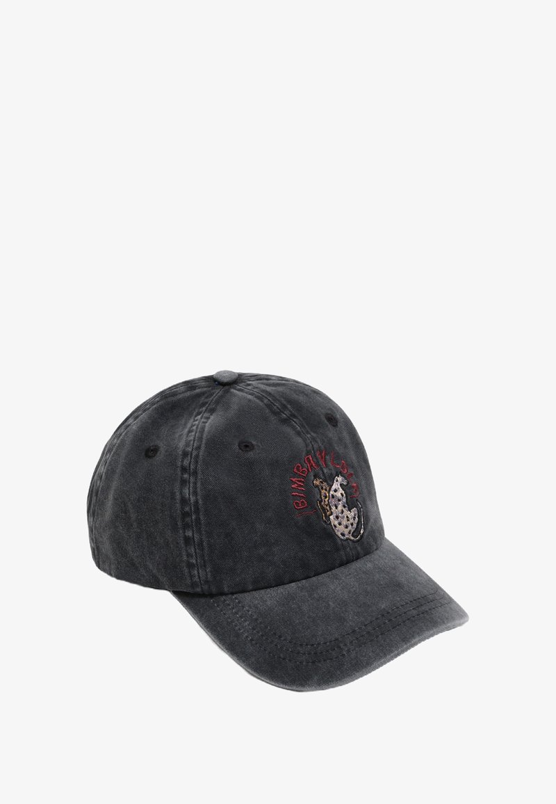 Gorra de béisbol gris oscuro con un perro bordado en blanco y marrón y texto rojo "BIMBA Y LOLA" en el panel frontal.