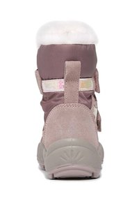 Brązowy zamszowy but z tkaniny z miękkim białym sztucznym futrem na górze, z zapięciem na rzep oraz teksturowaną szarym gumową podeszwą.