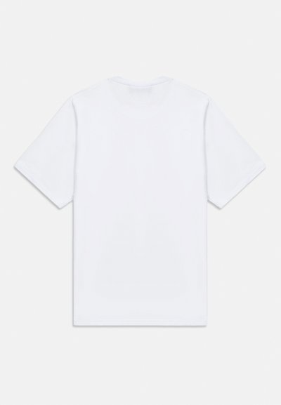 Απλό λευκό κοντομάνικο T-shirt με στρογγυλή λαιμόκοψη, απλωμένο επίπεδα με την πίσω πλευρά προς τα πάνω, σε ανοιχτό γκρι φόντο.