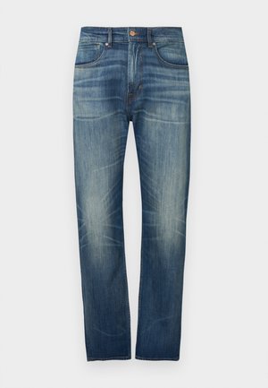 Sötétkék farmernadrág egyenes szabással, enyhén kifakult hatással, öt zsebbel és gombos derékpánttal.