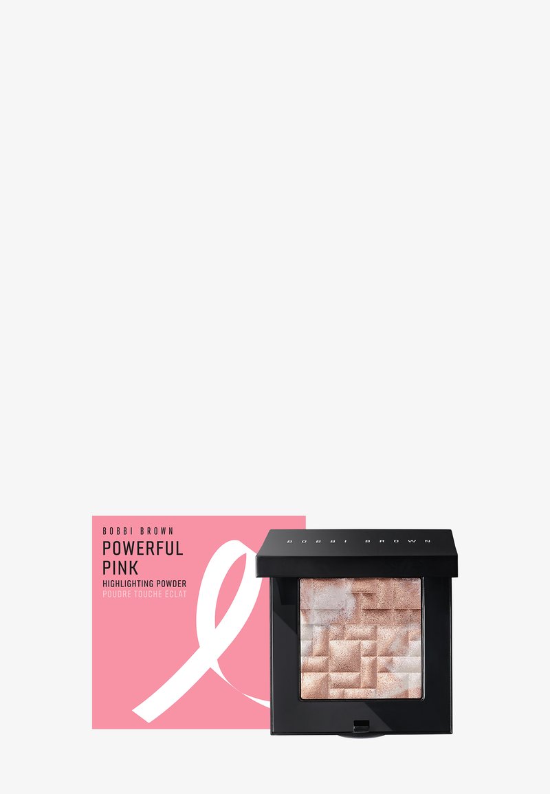 Bobbi Brown Powerful Pink highlighterpoeder met gestructureerd oppervlak naast een roze doos met een witte strik en de productnaam.