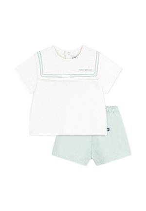 Weißes Baby-Oberteil mit kurzen Ärmeln, hellgrünem Matrosenkragen und passenden hellgrünen Shorts mit elastischem Bund.