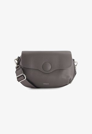 Sac en bandoulière en cuir gris avec une finition texturée, rabat arrondi, fermeture magnétique et bandoulière ajustable avec des accessoires métalliques.