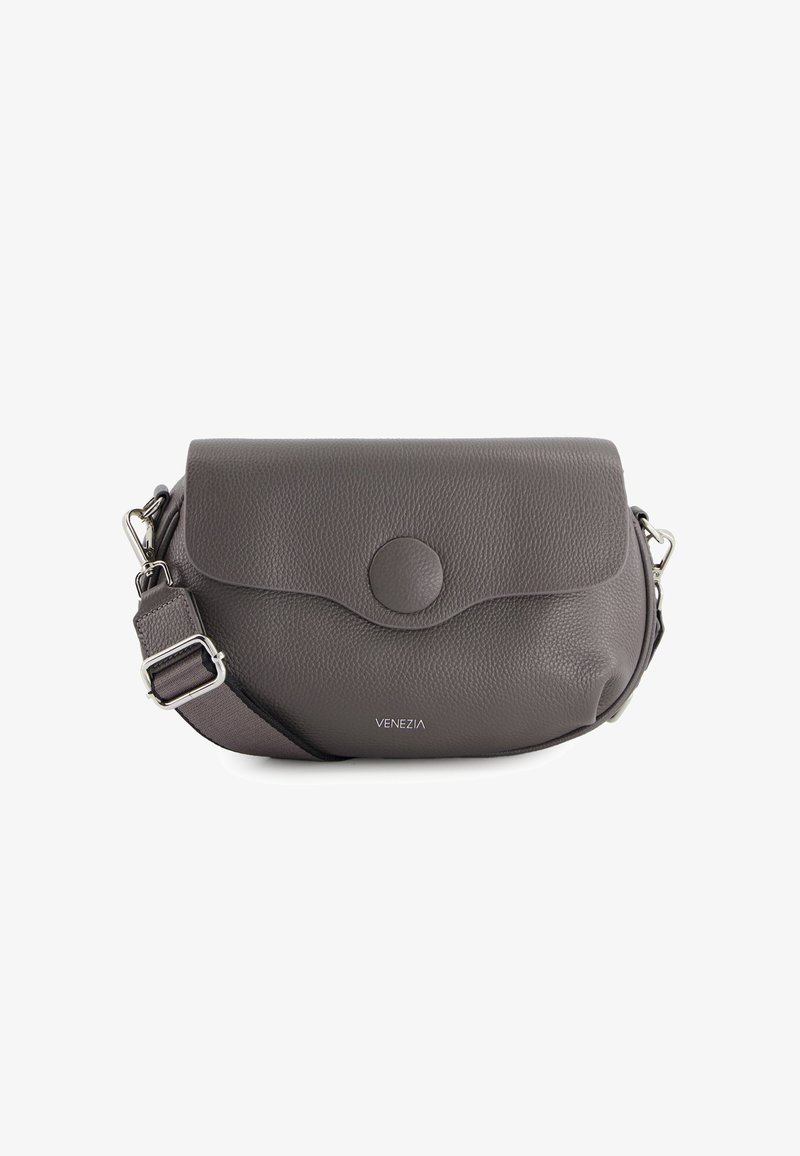 Sac en bandoulière en cuir gris avec une finition texturée, rabat arrondi, fermeture magnétique et bandoulière ajustable avec des accessoires métalliques.
