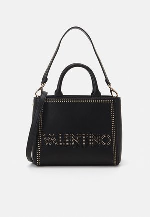 Sac en cuir noir avec des accents cloutés, des poignées doubles et une bandoulière amovible arborant le logo "VALENTINO".
