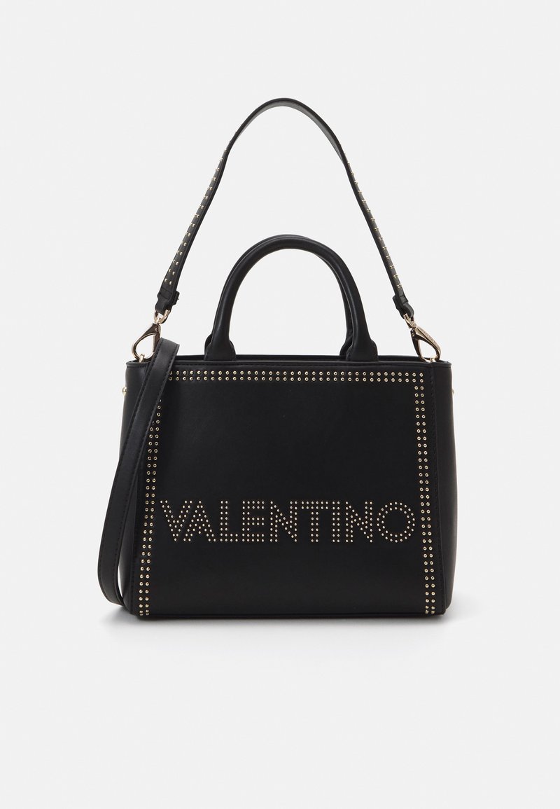 Sac en cuir noir avec des accents cloutés, des poignées doubles et une bandoulière amovible arborant le logo "VALENTINO".