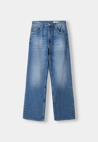 Vaqueros de corte amplio en azul claro, confeccionados en denim, con una cintura de altura media, cinco bolsillos y costuras visibles a lo largo de los bordes.