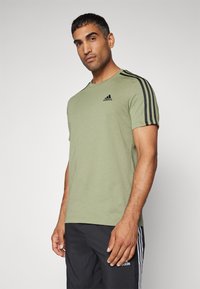 adidas Sportswear ESSENTIALS SINGLE 3-STRIPES - Apdrukāts T-krekls - tent green