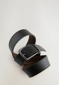 Ceinture en cuir noir avec une finition texturée, dotée d'une boucle en métal argenté, de coutures robustes et d'une doublure intérieure lisse.