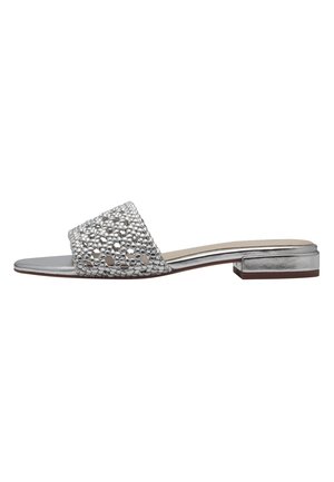 Sandales en argent avec une tige en maille tissée, un talon plat et une semelle métallique lisse. Présentent un orteil ouvert et un design décontracté.