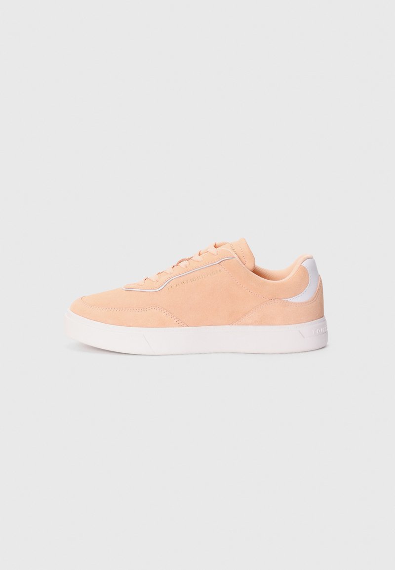 Ferskenfargede semskede sneakers med hvit gummisåle, rund tå og flate lisser. Har et minimalistisk design og preget logo detalj på siden.