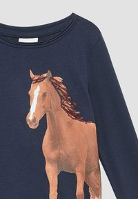 Navyblaues Langarmshirt mit einem bedruckten Pferdemotiv, das mit burgunderfarbenen Pailletten in der Mähne akzentuiert ist. Weicher Stoff, runder Halsausschnitt.