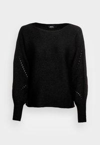 Schwarzer Strickpullover mit weitem Ausschnitt, überschnittenen Schultern, gerippten Bündchen und offenen Details entlang der Ärmel. Weiches Textilgewebe.