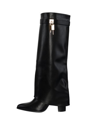 Zwarte leren kniehoge laars met een kleine blokhak en een decoratief gouden hangslotje vlak bij de bovenrand.