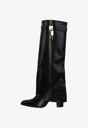 Zwarte leren kniehoge laars met een kleine blokhak en een decoratief gouden hangslotje vlak bij de bovenrand.