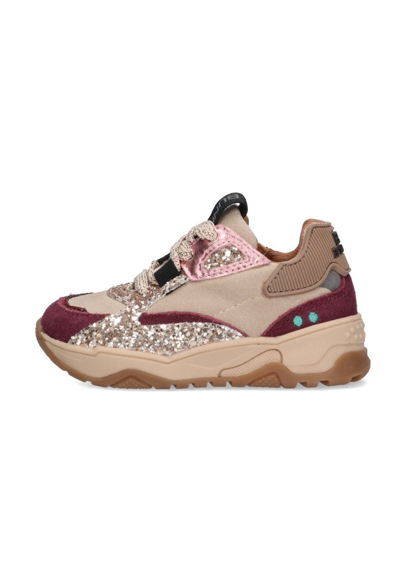 Zapatillas con una combinación de colores beige y burdeos, que presentan acentos de purpurina, ante texturizado, cordones negros y una suela de goma gruesa.
