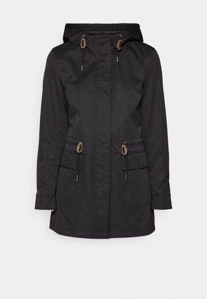 Μαύρο αδιάβροχο μπουφάν με κουκούλα, λεπτομέρειες με κορδόνια, δύο μπροστινές τσέπες και ίσια γραμμή. Διαθέτει απαλό, υφασμάτινο υλικό.