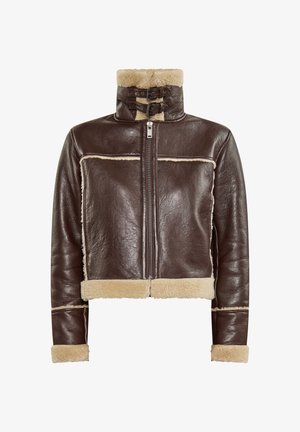 Giacca in pelle marrone con design corto, caratterizzata da accenti in shearling sul colletto, sui polsini e sull'orlo, e una zip frontale.