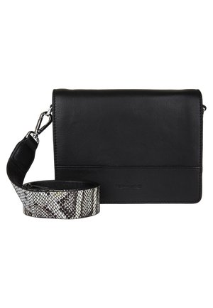 Sac bandoulière en cuir noir avec une forme rectangulaire plate. Il dispose d'une sangle amovible avec un motif serpent. Texture lisse, design minimaliste.