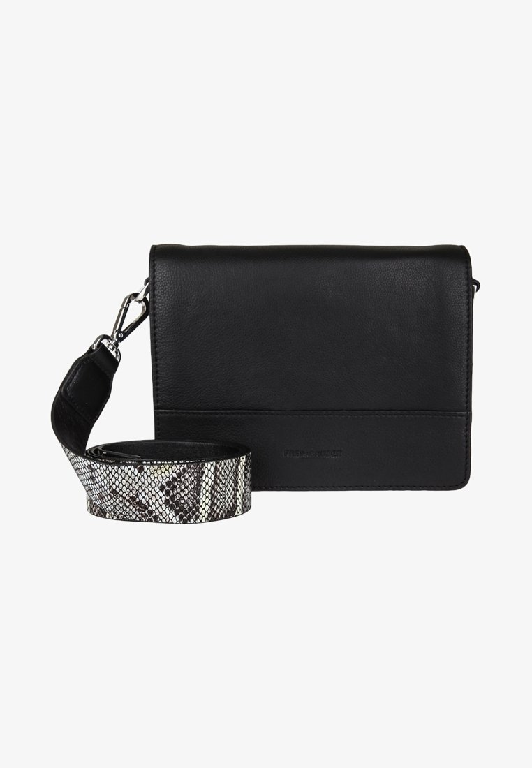 Borsa a tracolla in pelle nera con una forma piatta e rettangolare. Presenta una tracolla removibile con un motivo in pelle di serpente. Texture liscia, design minimalista.