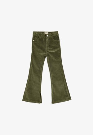 Pantalones de pana verde acampanados con bolsillos frontales, cierre de botón y aberturas en el dobladillo. La tela tiene un acabado texturizado.