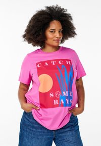 T-shirt rose à manches courtes avec un imprimé graphique représentant un soleil et des plantes abstraites en rouge et bleu. Coupe standard, en coton.