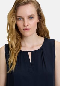 Betty Barclay MIT RUNDHALSAUSSCHNITT - Blouse - dunkelblau