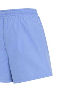 Short bleu clair avec une ceinture élastique et une texture de tissu lisse, présenté sur un fond blanc.