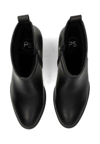 Bottines noires en cuir avec une texture lisse, bout arrondi et zips latéraux. La semelle a un motif strié pour une meilleure accroche.