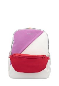 Rucksack in Weiß, Lila und Rot. Verfügt über eine glatte Textur, geometrisches Design, eine vordere Reißverschlusstasche und einen orangefarbenen Akzent oben.