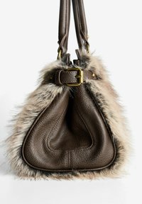 Smeđa kožna torba u obliku trokuta, s mekim detaljima od umjetnog krzna, zlatnim hardverskim akcentima i dvije čvrste trake za nošenje.