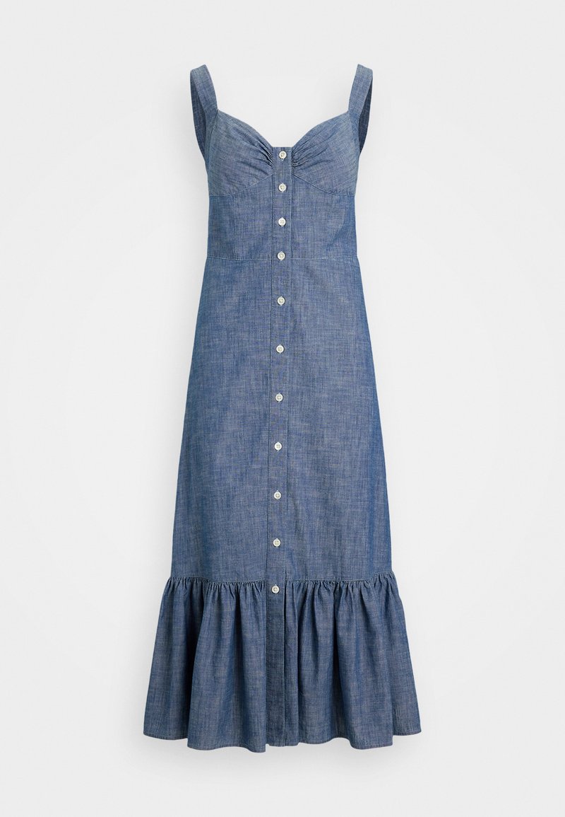 Robe en denim avec un corsage ajusté, des bretelles ajustables, des boutons sur le devant, et un ourlet à volants froncés. La couleur est bleu moyen.