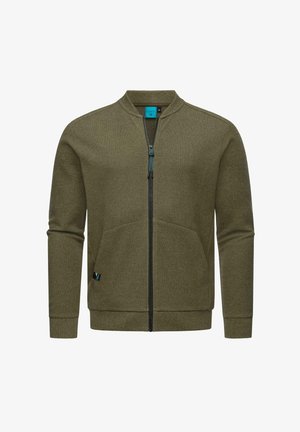 Chaqueta verde oliva con cremallera, cuello alto, dos bolsillos frontales, tela texturada y cremallera en azul contrastante.