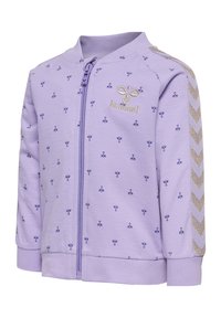 Ljuslila zip-up jacka med liten marinblå mönster, ribbade mudd och gyllene chevronaccenter på ärmarna. Har en broderad logotyp på bröstet.