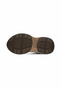 Suola nera delle sneaker con gomma testurizzata per una buona presa, caratterizzata da scanalature e motivi profondi. Tallone rinforzato e design della suola intermedia flessibile.