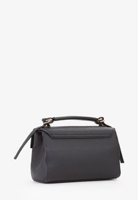 Borsa a tracolla in pelle nera con finitura testurizzata, manico corto e design strutturato caratterizzato da una chiusura a patta e dettagli decorativi.
