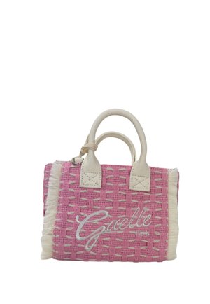 Piccola borsa intrecciata rosa con manici in tessuto bianco, bordi sfrangiati e "Gaelle Paris" ricamato sul davanti.