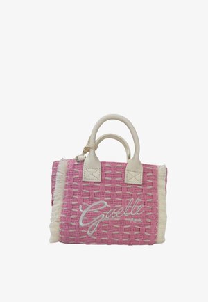 Pequeño bolso tejido de color rosa con asas de tela blanca, bordes con flecos y "Gaelle Paris" bordado en la parte frontal.