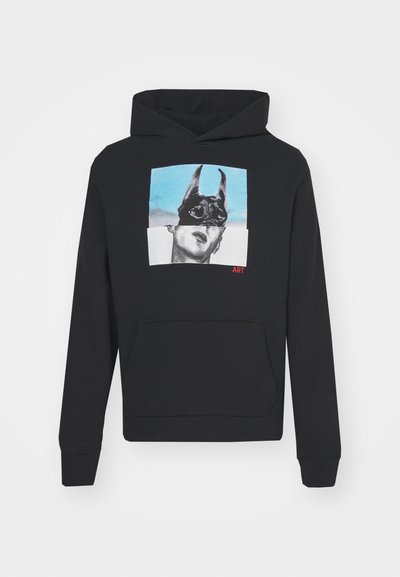 Un sweatshirt à capuche noir avec un imprimé graphique d'un visage masqué, entouré de carrés bleus et blancs. Comprend une poche frontale et des poignets côtelés.