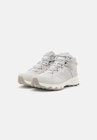 Hellgraue Wanderschuhe mit einem strukturierten Mesh-Obermaterial, Wildlederakzenten, einer genoppten Gummisohle und verstärkten Ösen. Schnürdesign für einen sicheren Sitz.