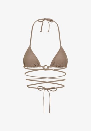 Ruskea bikinit, joissa on kolmiomallinen yläosa ja säädettävät nauhat. Keskellä on pyöreä metallinen yksityiskohta ja ristiin menevät sivunauhat.