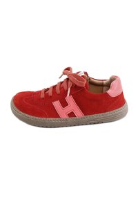 Zapatillas de ante rojas con acentos de cuero rosa, que presentan un prominente logotipo "H", puntera redonda y suela de goma plana. Incluyen cordones a juego.