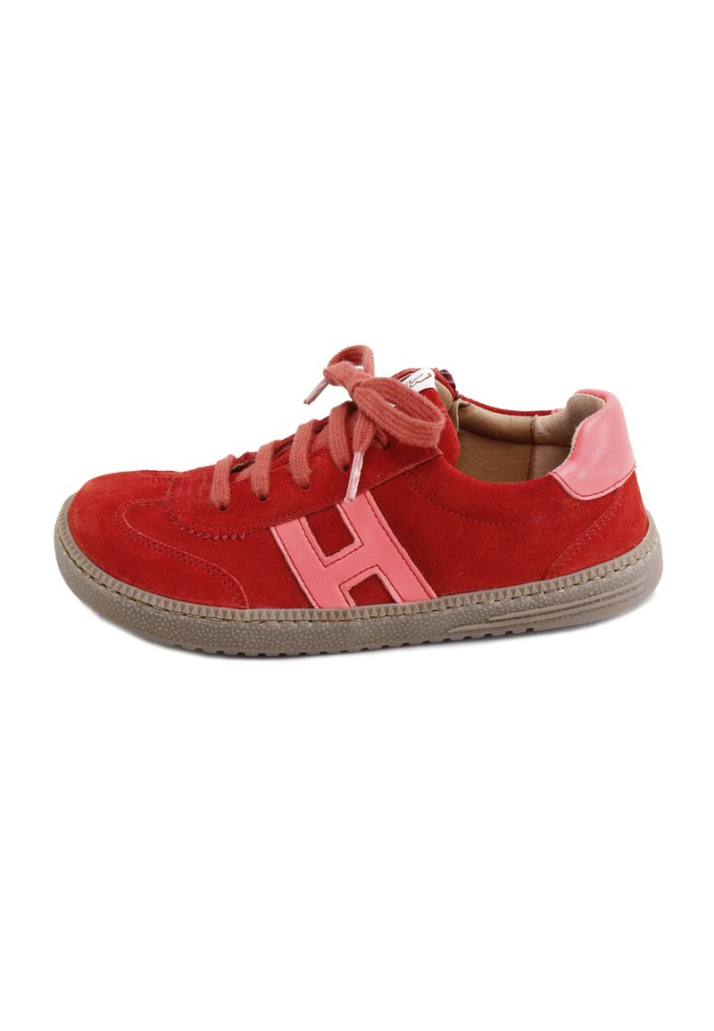 Zapatillas de ante rojas con acentos de cuero rosa, que presentan un prominente logotipo "H", puntera redonda y suela de goma plana. Incluyen cordones a juego.