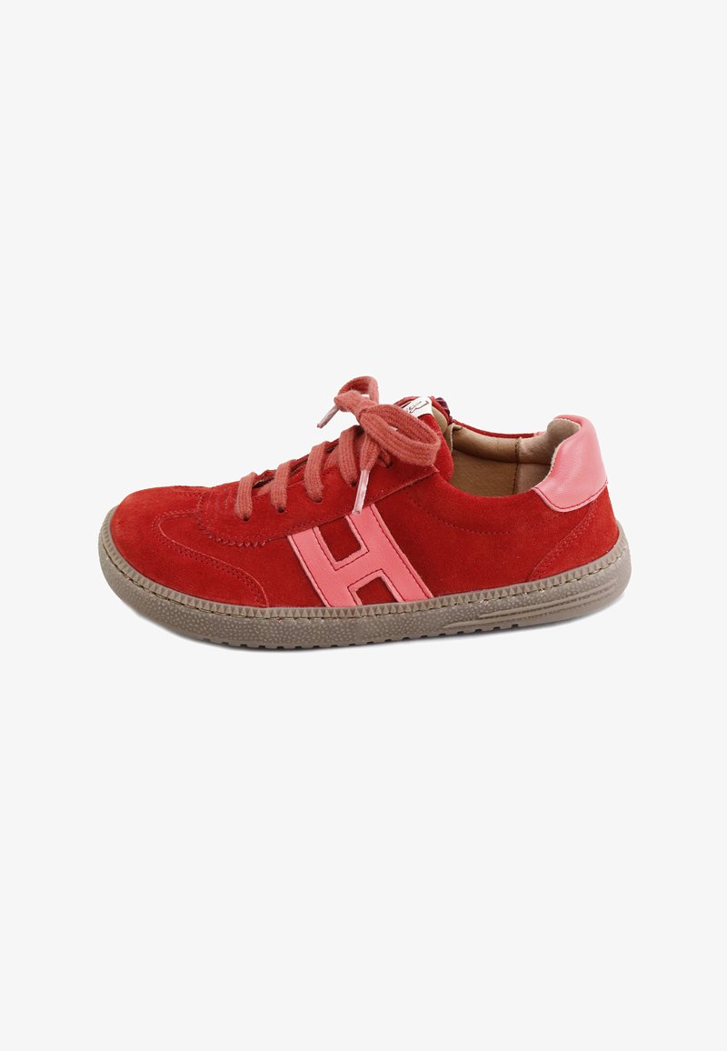 Zapatillas de ante rojas con acentos de cuero rosa, que presentan un prominente logotipo "H", puntera redonda y suela de goma plana. Incluyen cordones a juego.
