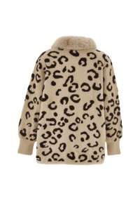 Szőrmés, bézs dzseki sötétbarna leopárdmintával. Puha gallérral és hosszú ujjal rendelkezik, amelyek rugalmas mandzsettával záródnak.